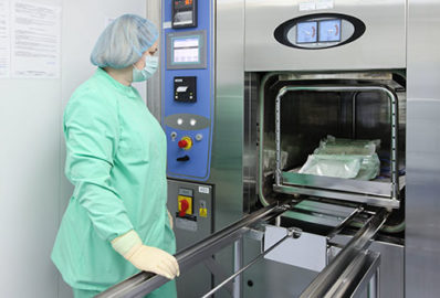 Загрузка материалов в автоклав для стерилизации